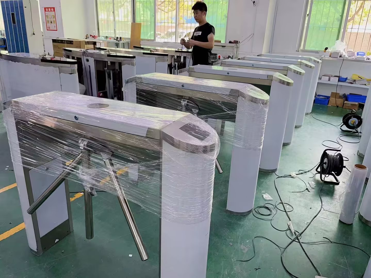 平頂山某政府機關人臉通道閘生產(chǎn)中